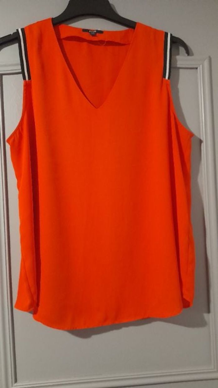 Top blouse rouge vif encolure en V