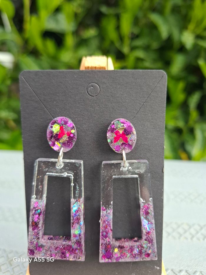 Confettis Glamour – Boucles d’oreilles géométriques rose scintillant - photo numéro 2