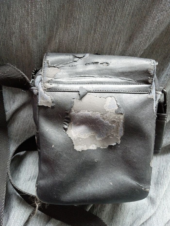 Sacoche Calvin Klein en mauvais état - photo numéro 4