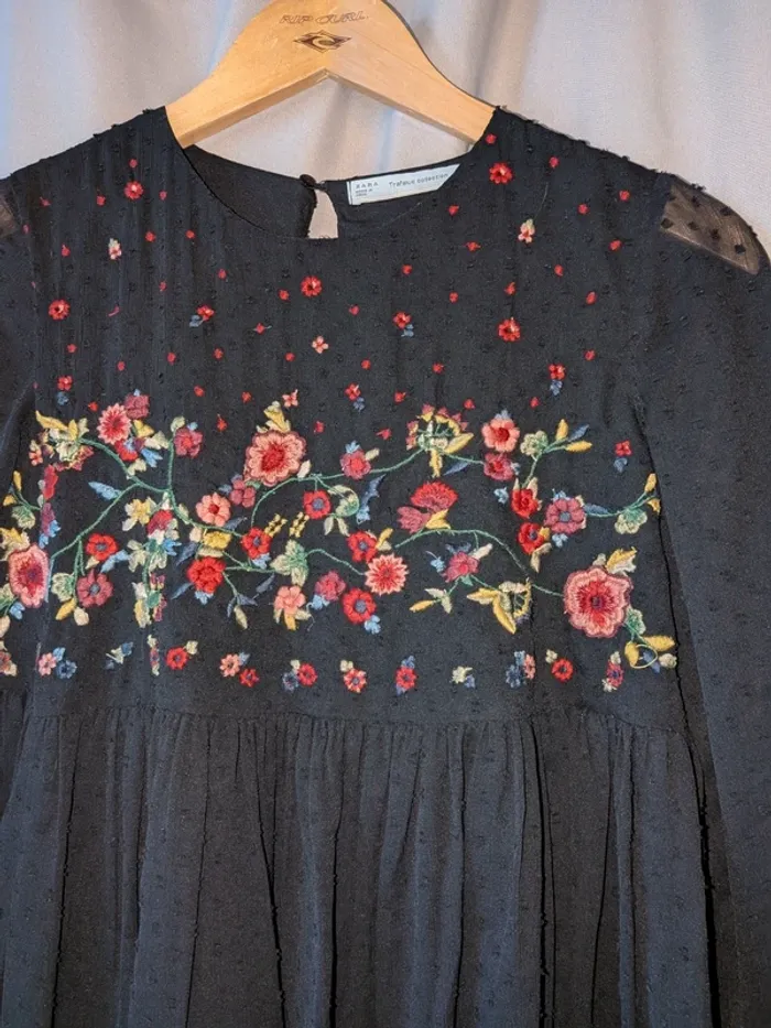 Blouse brodée, dos ouvert - photo numéro 2