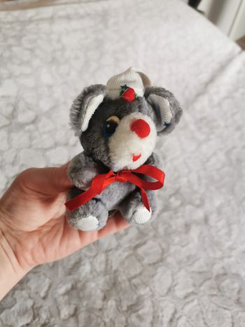Peluche miniature souris avec le bonnet et ruban rouge