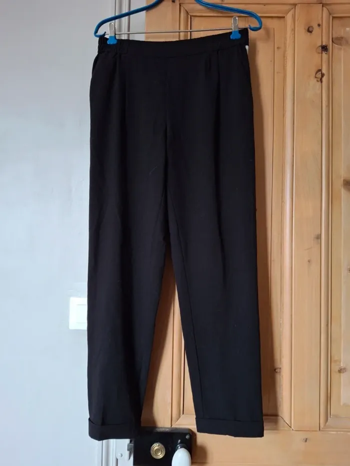 Pantalon noir taille élastique et bandes blanches sur le côté