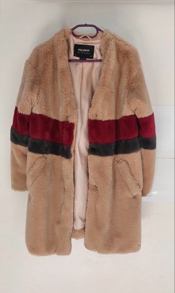 Manteau en fausse fourrure épaisse Pull & bear taille M en très bon état.