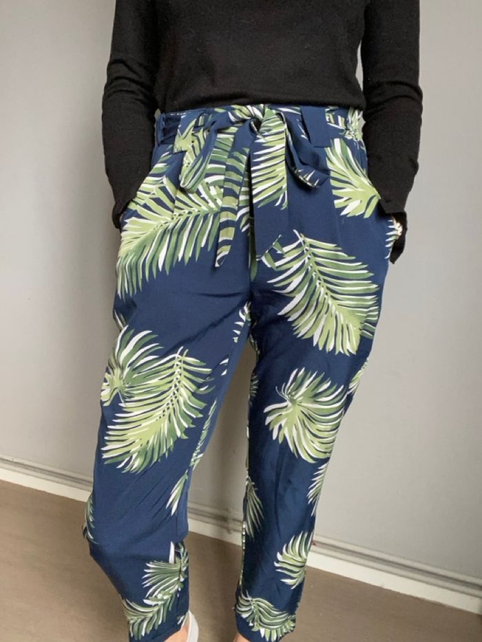 Pantalon fluide bleu marine à fleur taille s Emma Ella