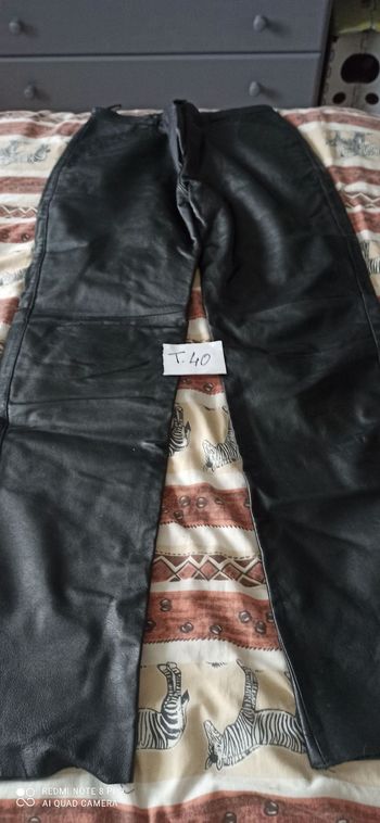 Pantalon noir en cuir t. 40