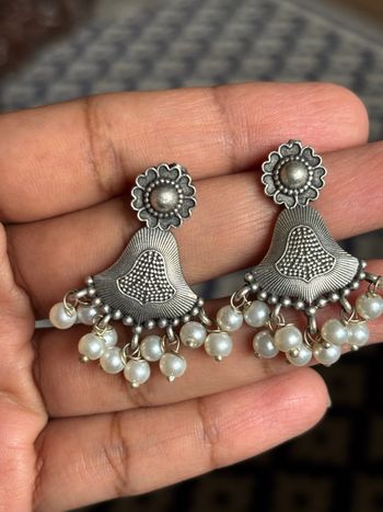 Boucles d’oreilles argentées vintage avec perles blanches