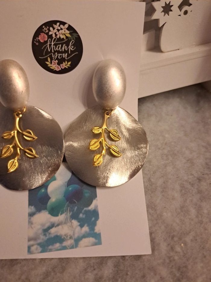 Boucles d'oreilles pendante grise et doré - photo numéro 7