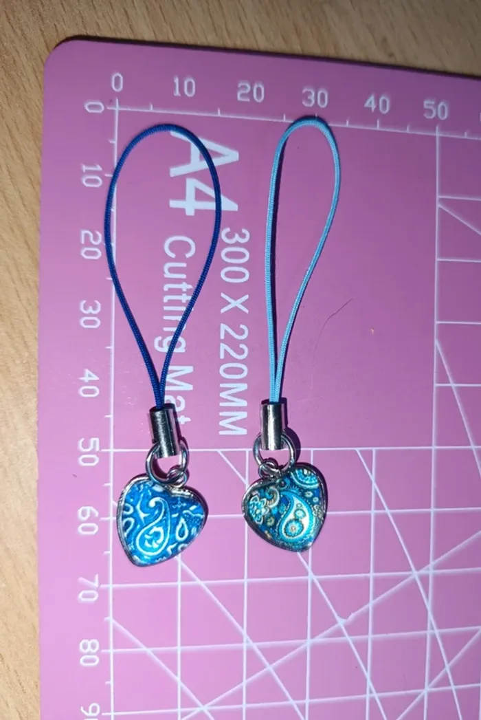 2 petits cordons téléphone ou porte clés avec breloque coeur - photo numéro 2