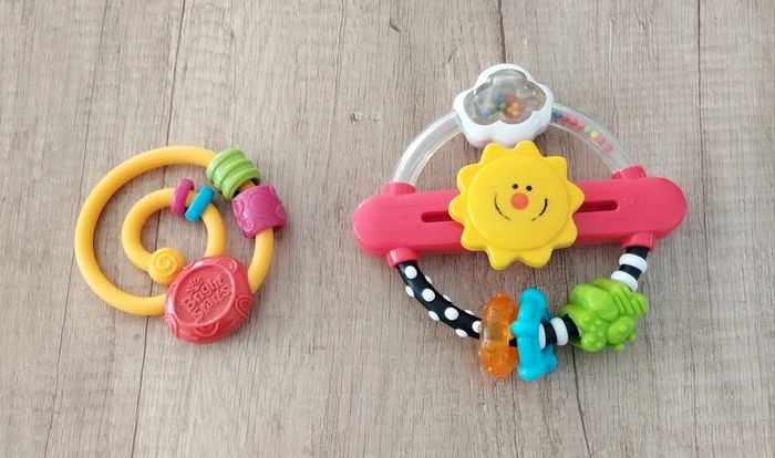 Lot de deux hochets Fisher Price et Bright Star