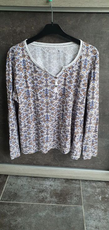 Très belle blouse de chez gémo taille xxl mais correspond à une taille xl en excellent état 👌