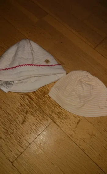 Lot 2 bonnets bébé