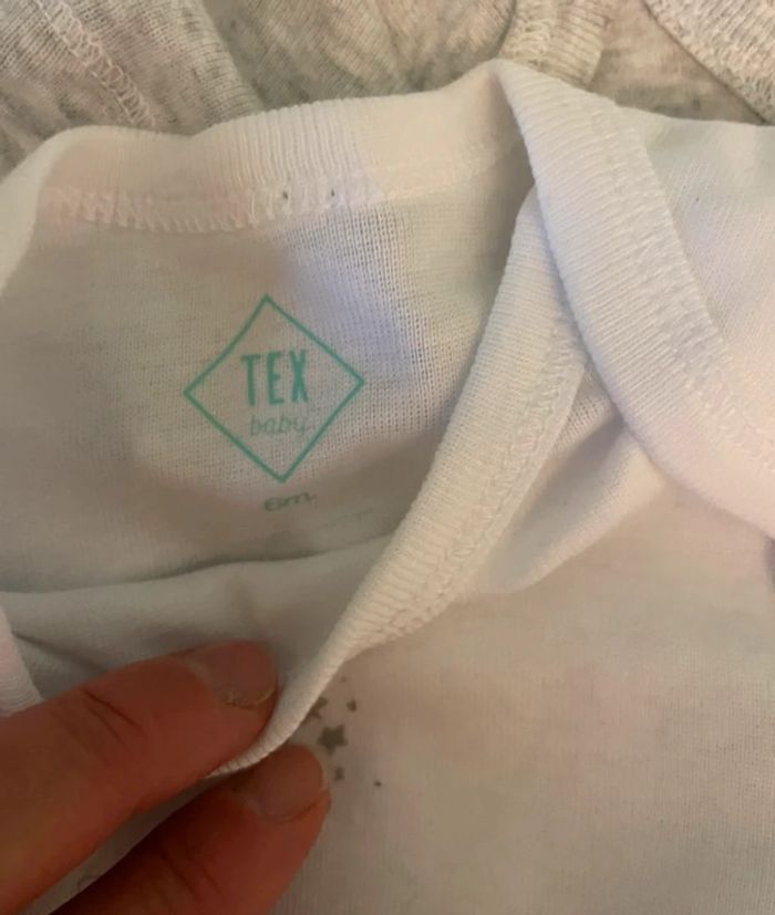 Lot bodies manches courtes 6 mois - photo numéro 3