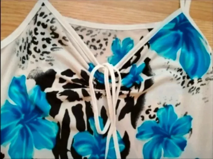 robe blanche, fleurie bleue et noire .
Femme. Taille 36 - photo numéro 8