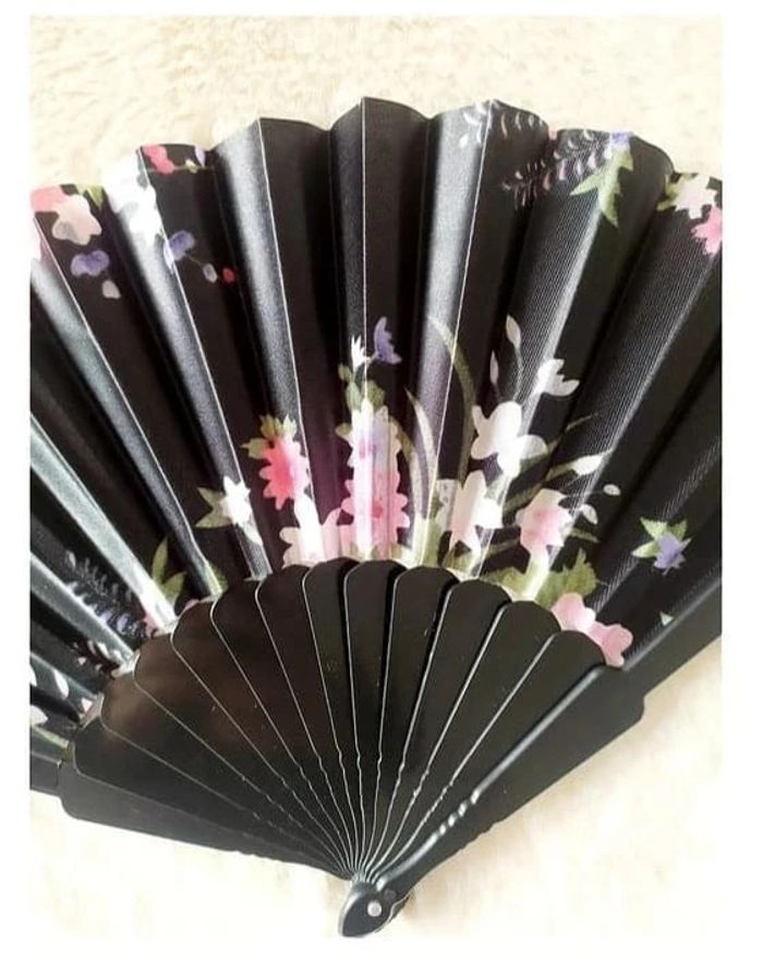 Éventail de style japonais en satin avec motif fleurs - photo numéro 2