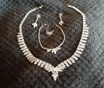 Magnifique parure collier, bracelet, bague et boucles d'oreilles Belle Miss en cristaux (strass)