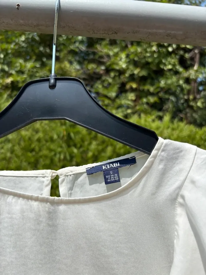 Blouse manches longues blanche effet satiné – Marque Kiabi - photo numéro 3