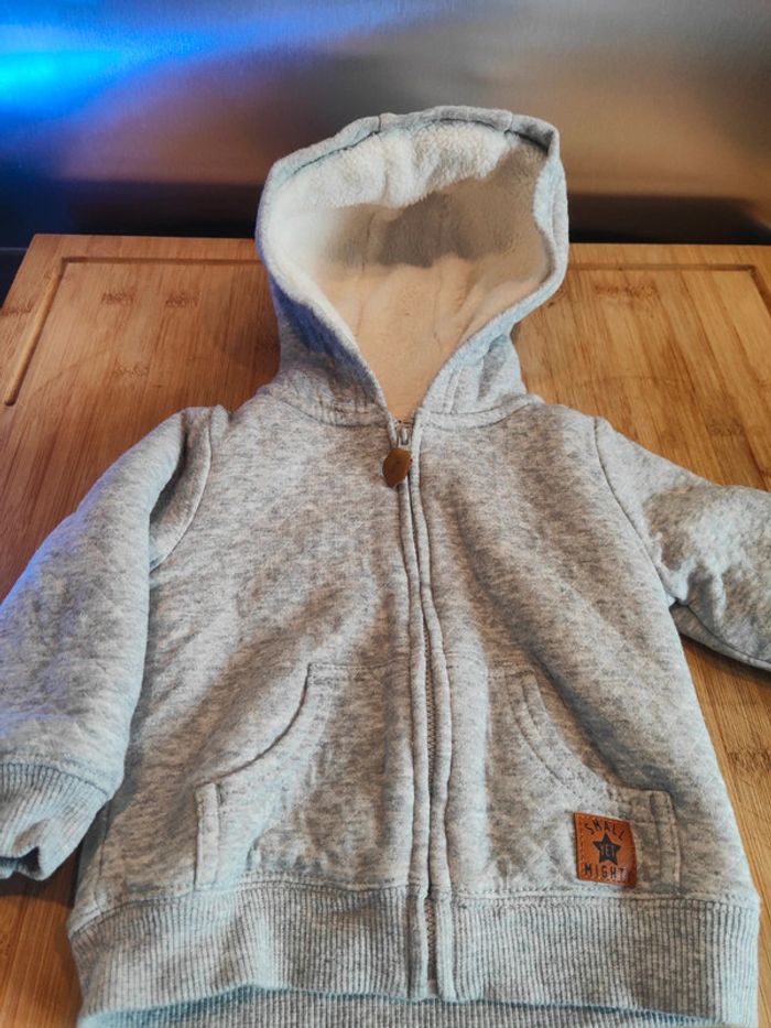 Pull doublé polaire zippé a capuche