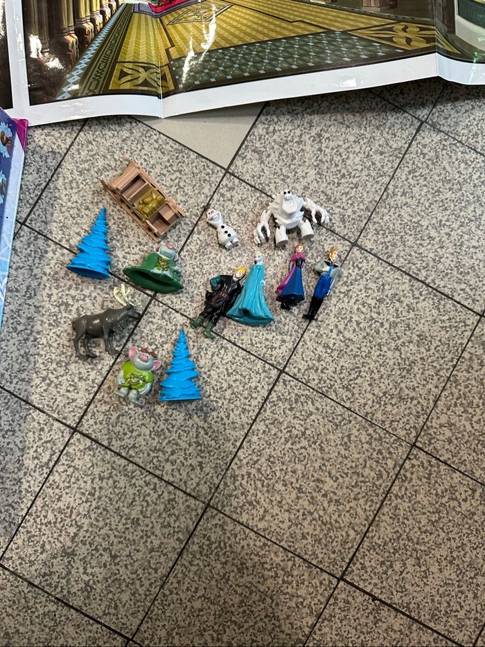 Les figurines et le tapis de jeu se rangent dans le livre Facile à transporter - photo numéro 2