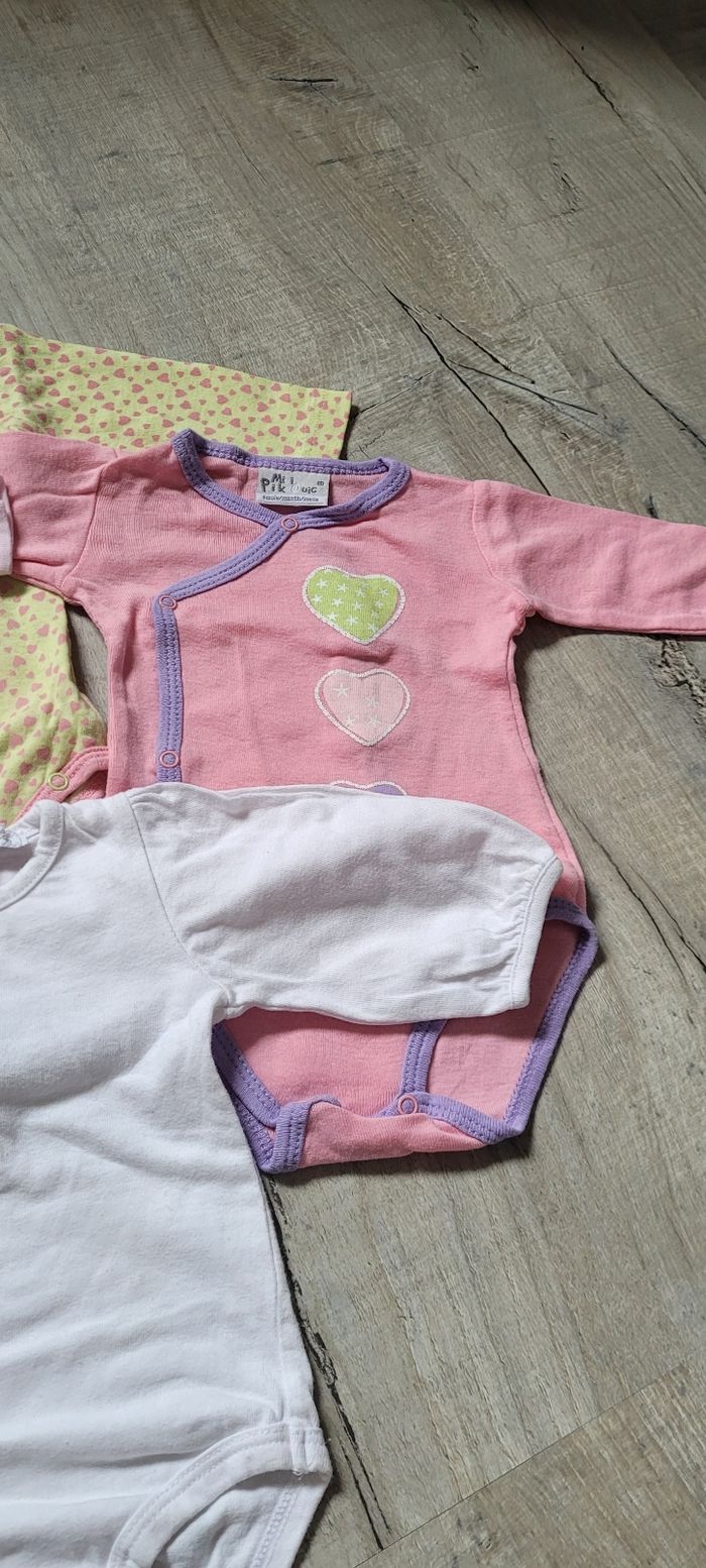 Lot bodies 1 mois - photo numéro 3