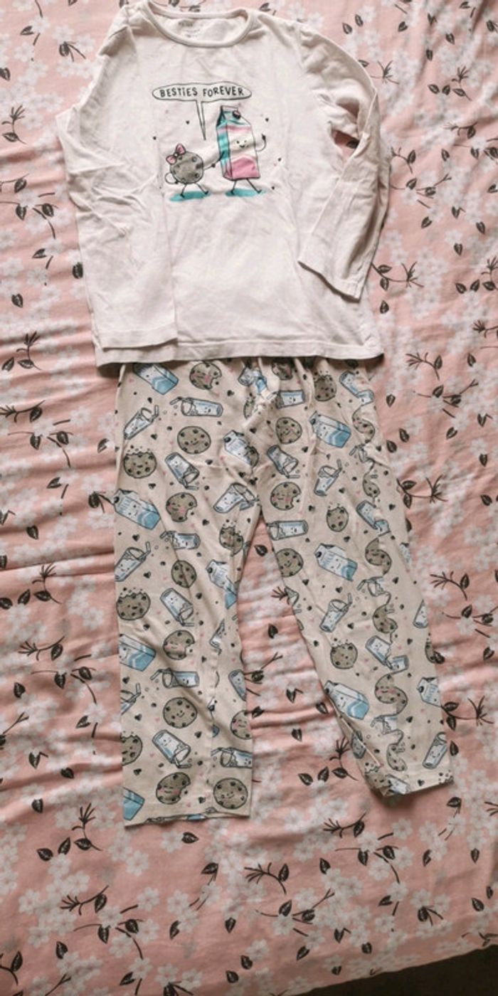 Pyjama fille 7-8 ans.