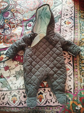 Combinaison, gigoteuse, ouverture pour la poussette, et un cale bébé 0 à 3 mois. 20€ le lot.