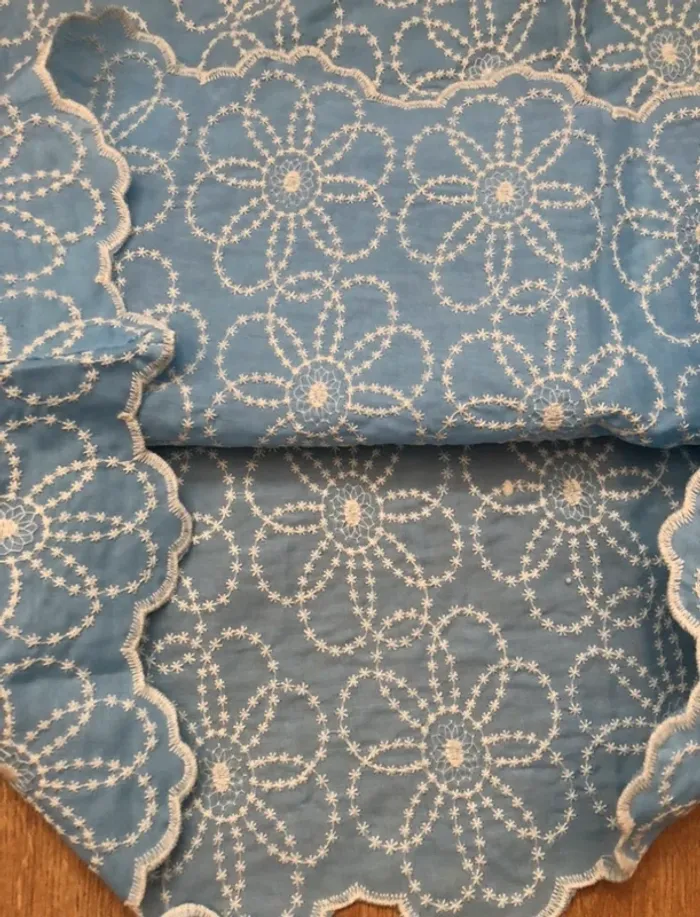 T shirt top bleu fleur blanc brodé - photo numéro 5