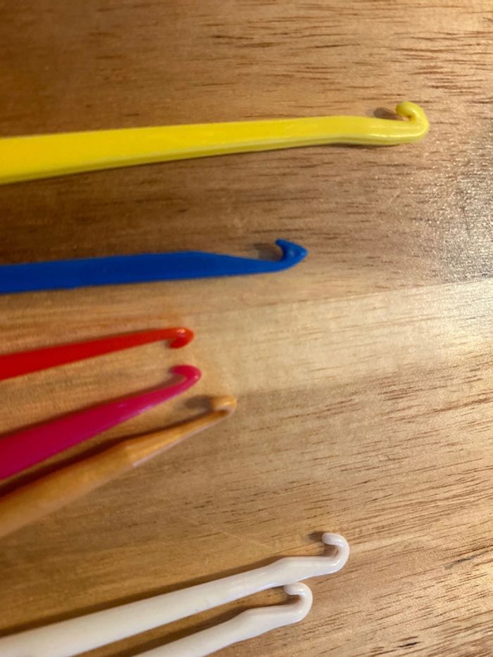 Lot de 8 petits crochets en plastique - photo numéro 2