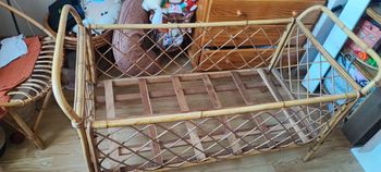 Lit bébé rotin vintage