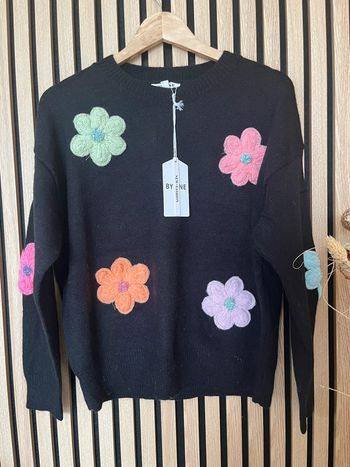 Pull noir à fleurs