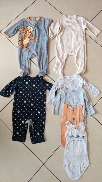 Lot 3 pyjamas et 4 bodys garçon 6 mois