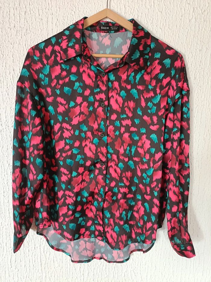 Chemisier noir à motifs framboise et vert émeraude