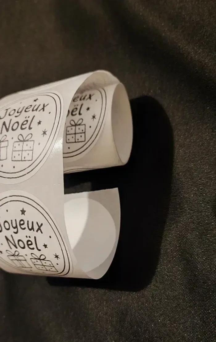 Lot de 20 autocollants “Joyeux Noël” stickers cadeaux ronds 50×50 mm pour emballages et créations - photo numéro 3