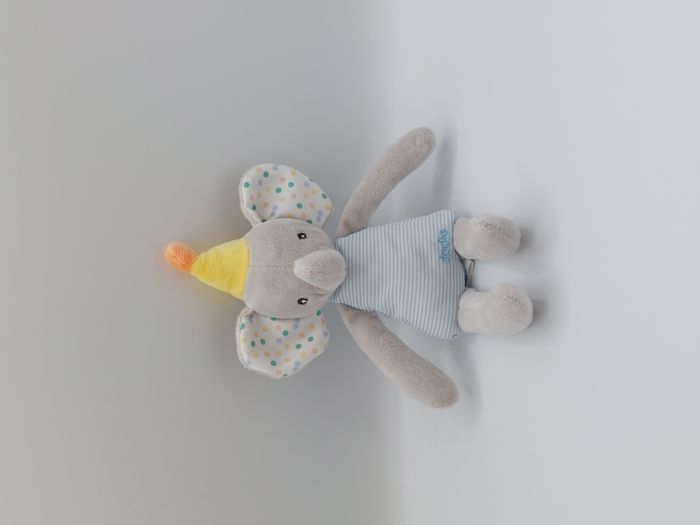 Peluche doudou éléphant DODIE gris rayé bleu blanc bonnet jaune orange 26 cm