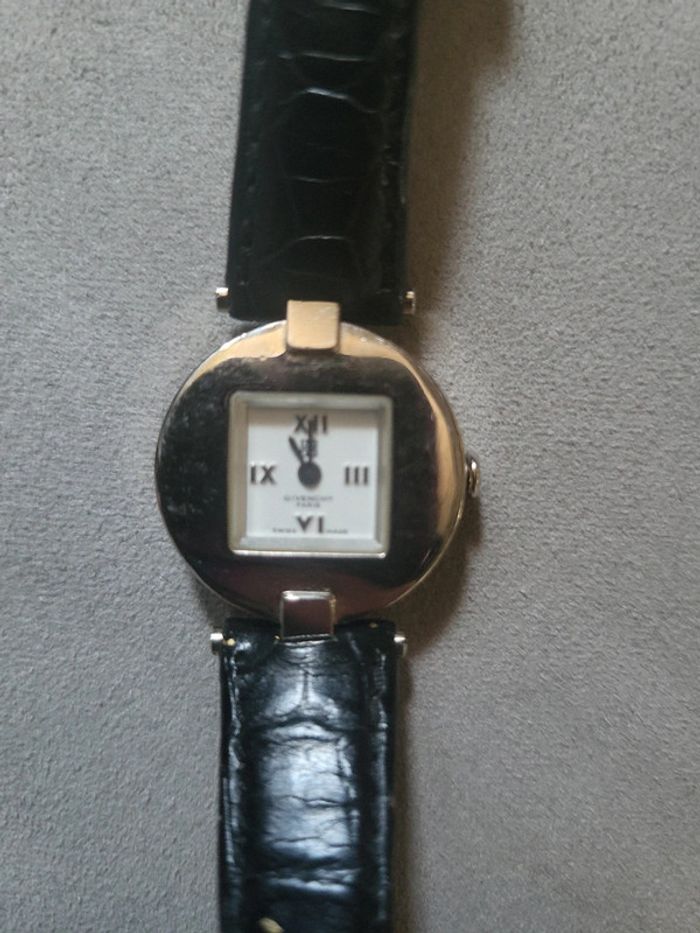 Montre Givenchy bon état - photo numéro 4