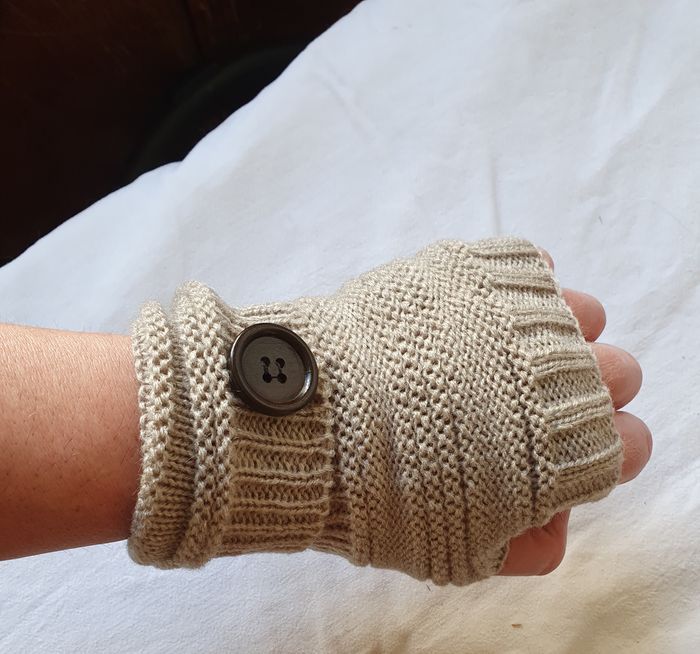 Paire de mitaine gants tricotées beige avec bouton neuves sous blister - photo numéro 3