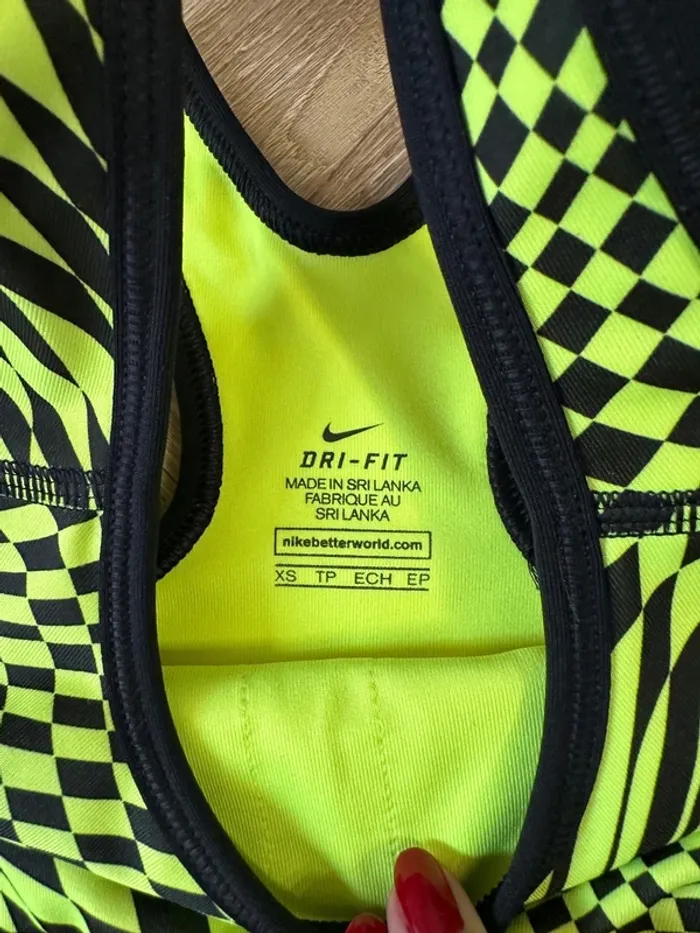 Brassière de sport Nike jaune et noire taille 34 - photo numéro 4