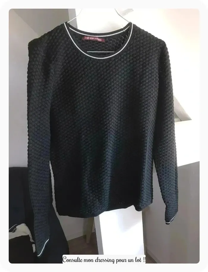 Pull noir et liseret blanc