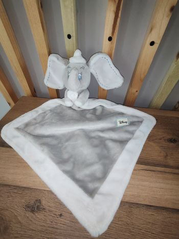 Dumbo elephant Disney gris