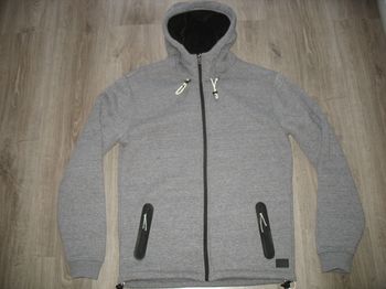 GILET GRIS A CAPUCHE "QUIKSILVER" - TAILLE S - n°01  Gilet gris épais à capuche - Doublure noire tou