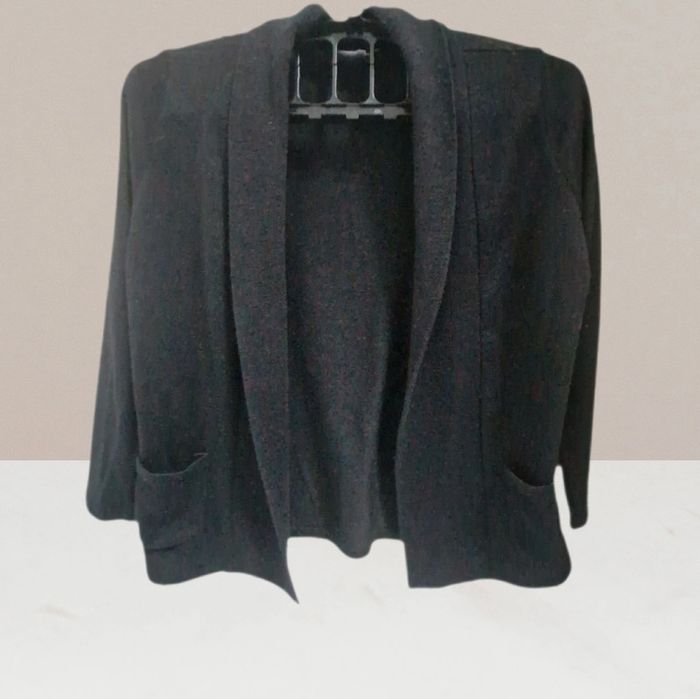 Magnifique petit gilet noir taille 10 ans