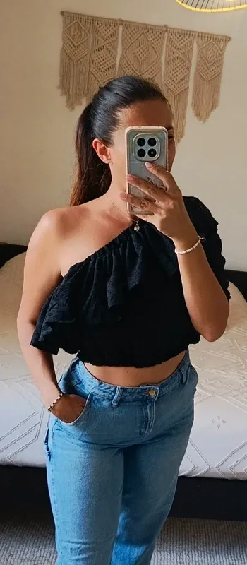 Top haut asymétrique Mango noir M une épaule dénudée volant