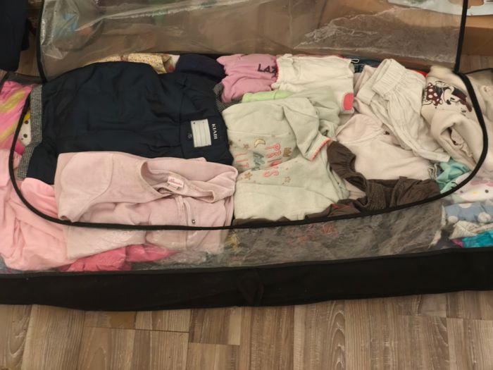 Énorme lot vêtements fille 18 mois.