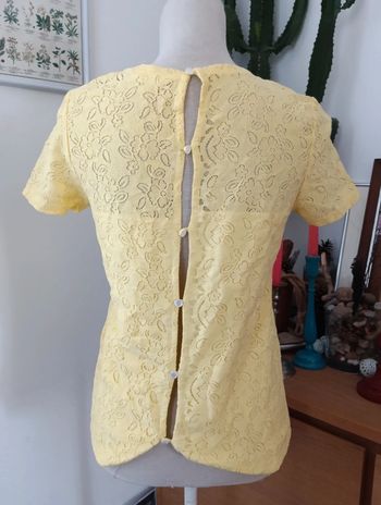 Top jaune Naf Naf joli dos boutonné effet dentelle