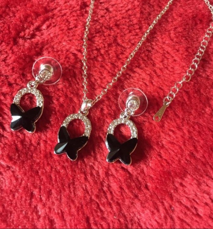 Ensembles Parure Papillon Posé Ornés D’un Cristal Noire et Cristaux Transparent Plaque Or Blanc Rhodium poinçon - photo numéro 10