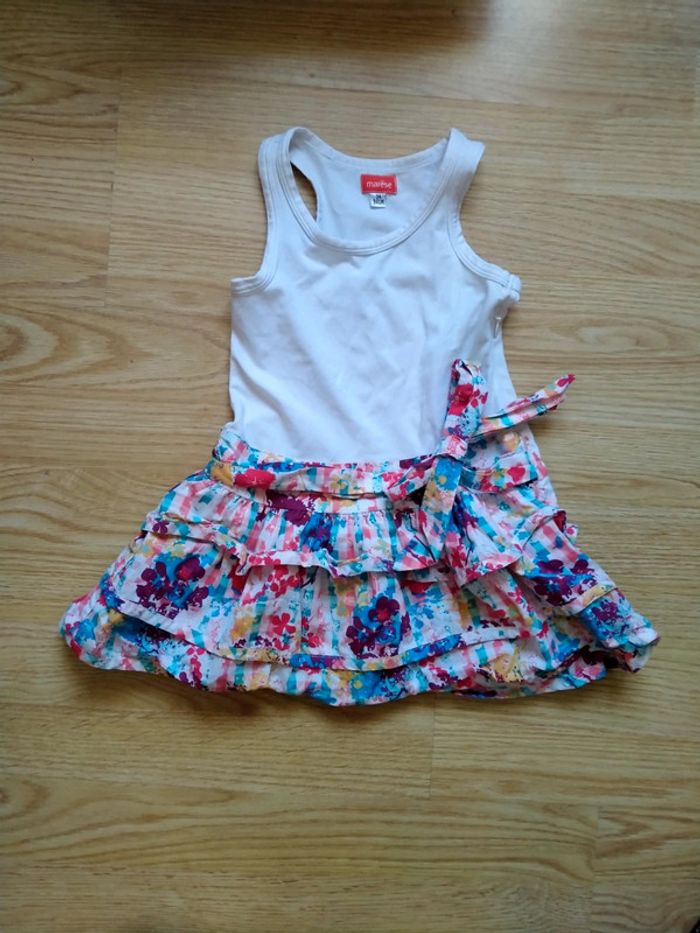 Robe blanche et fleurs. Marèse.
Taille 3 ans