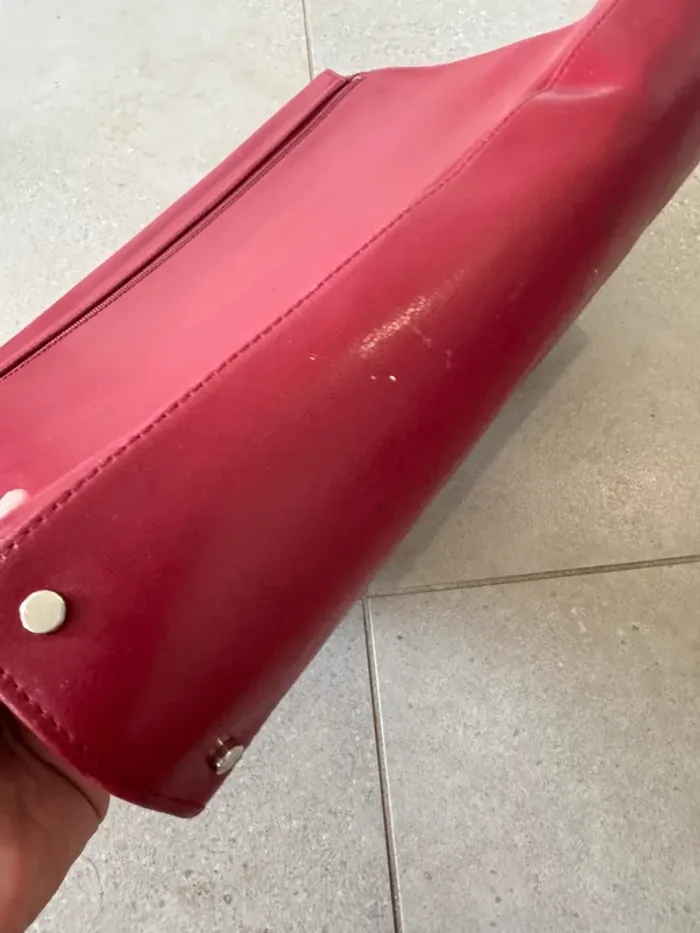 Pochette rouge Mandarina Duck avec une bandoulière usé, 37x28cm - photo numéro 5