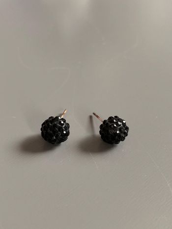 boucles d’oreilles Adopt’ Boules pierres strass noirs  Structure argentée sans fermoirs