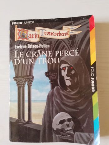 Livre le crane percé d un trou