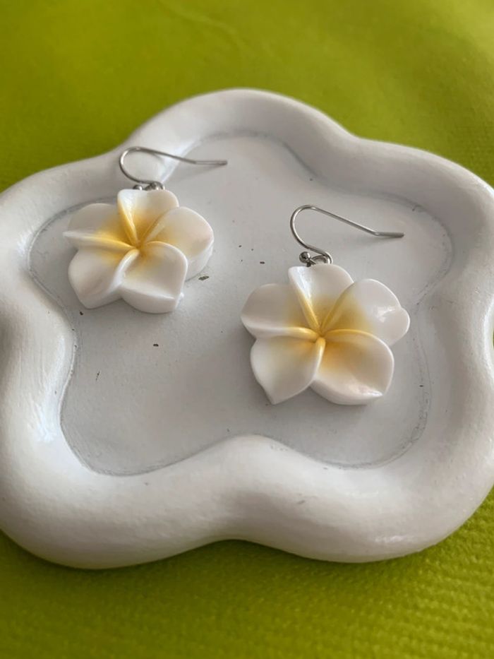 Boucles d’oreilles fleur d’hibiscus blanche en résine - photo numéro 4