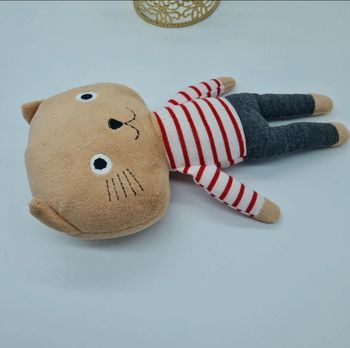 Peluche doudou chat marron beige pull blanc Monoprix rayure rouge coeur pantalon gris